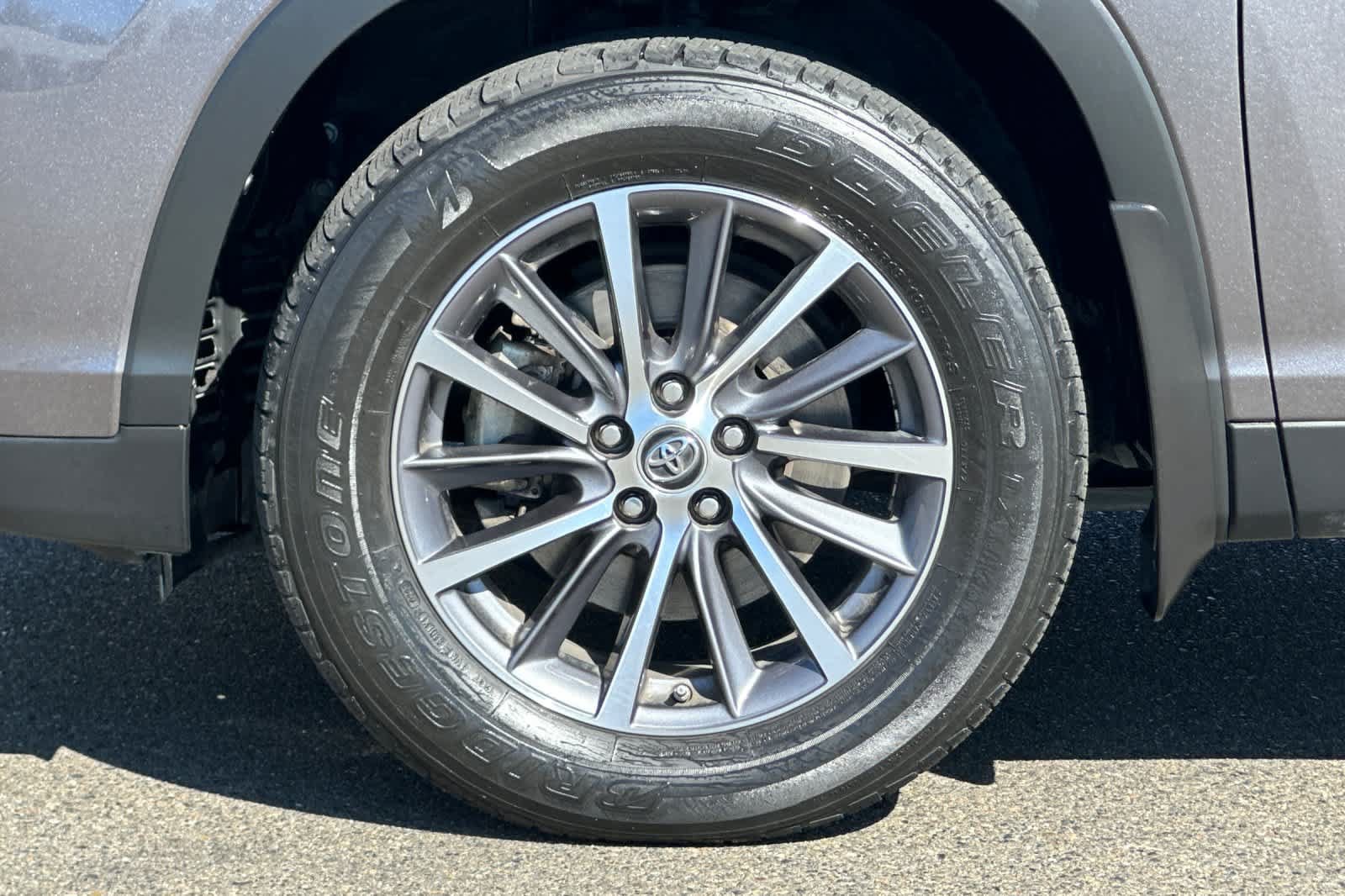 Used 2019 Toyota Highlander XLE AWD/4WD image 32