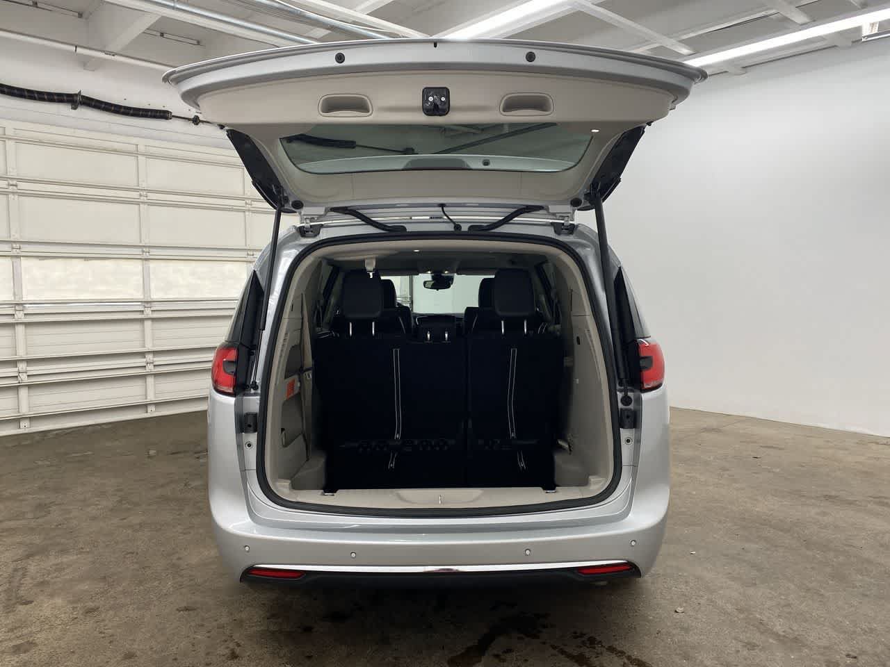 Used 2024 Chrysler Pacifica Touring-L FWD image 31