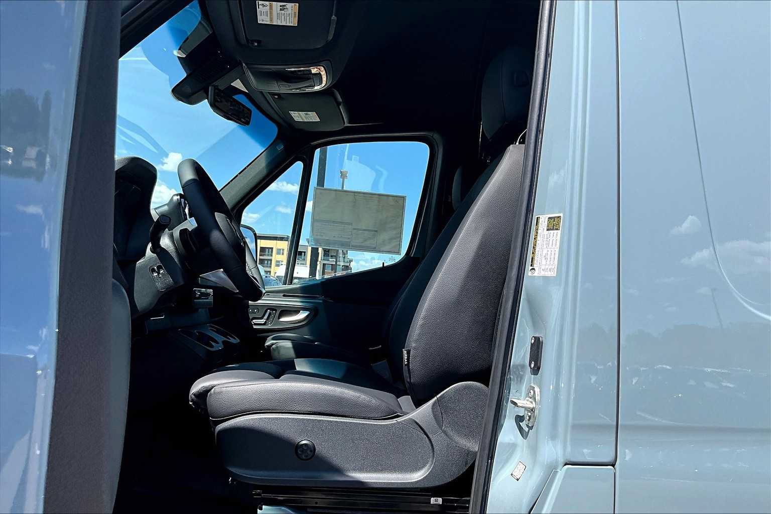 Used 2025 Mercedes-Benz Sprinter 2500 image 11