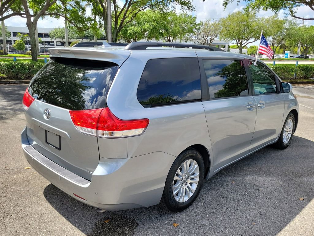 Used 2014 Toyota Sienna XLE w/ XLE Premium Package image 5