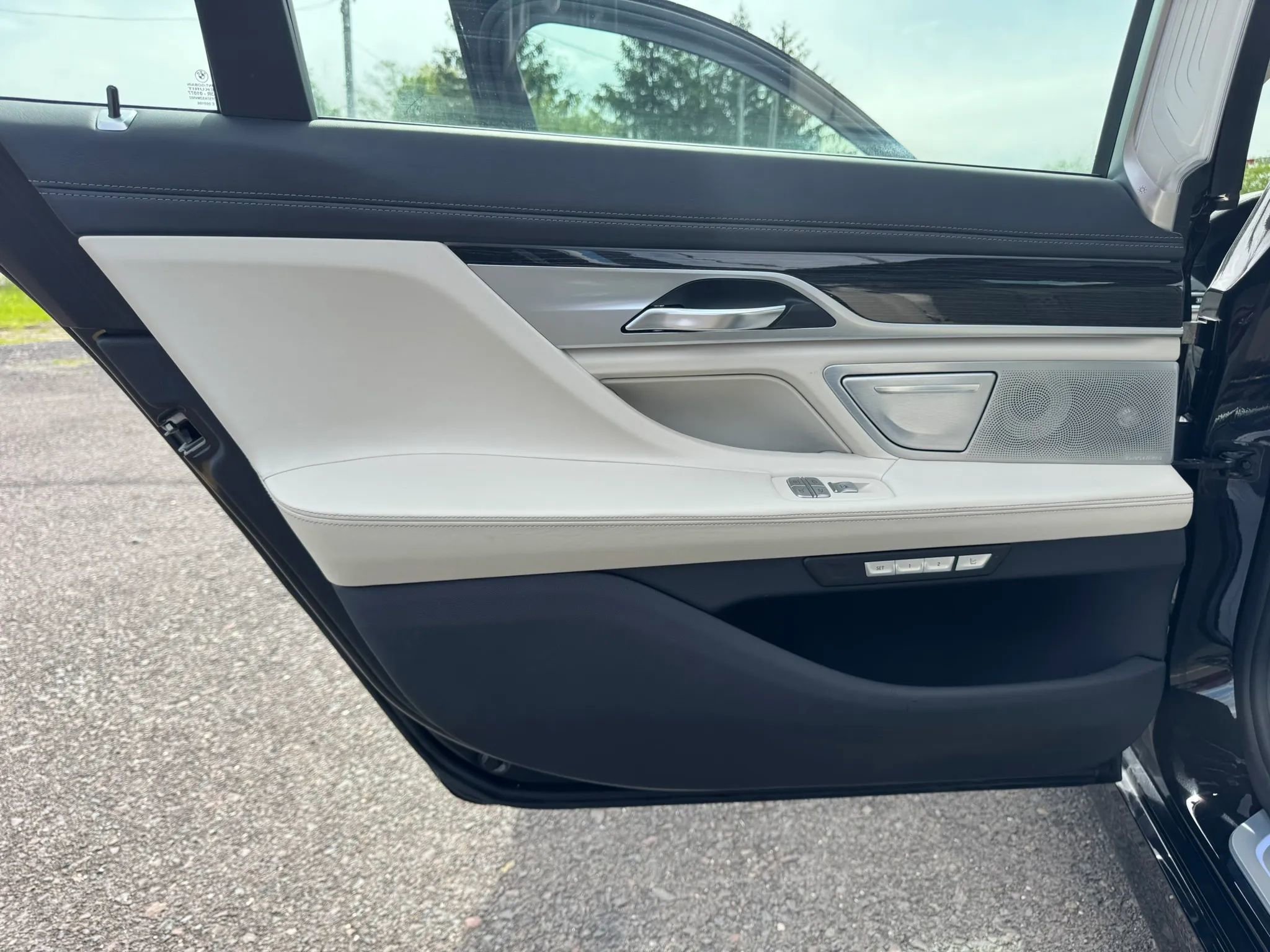 Used 2016 BMW 750i RWD image 13