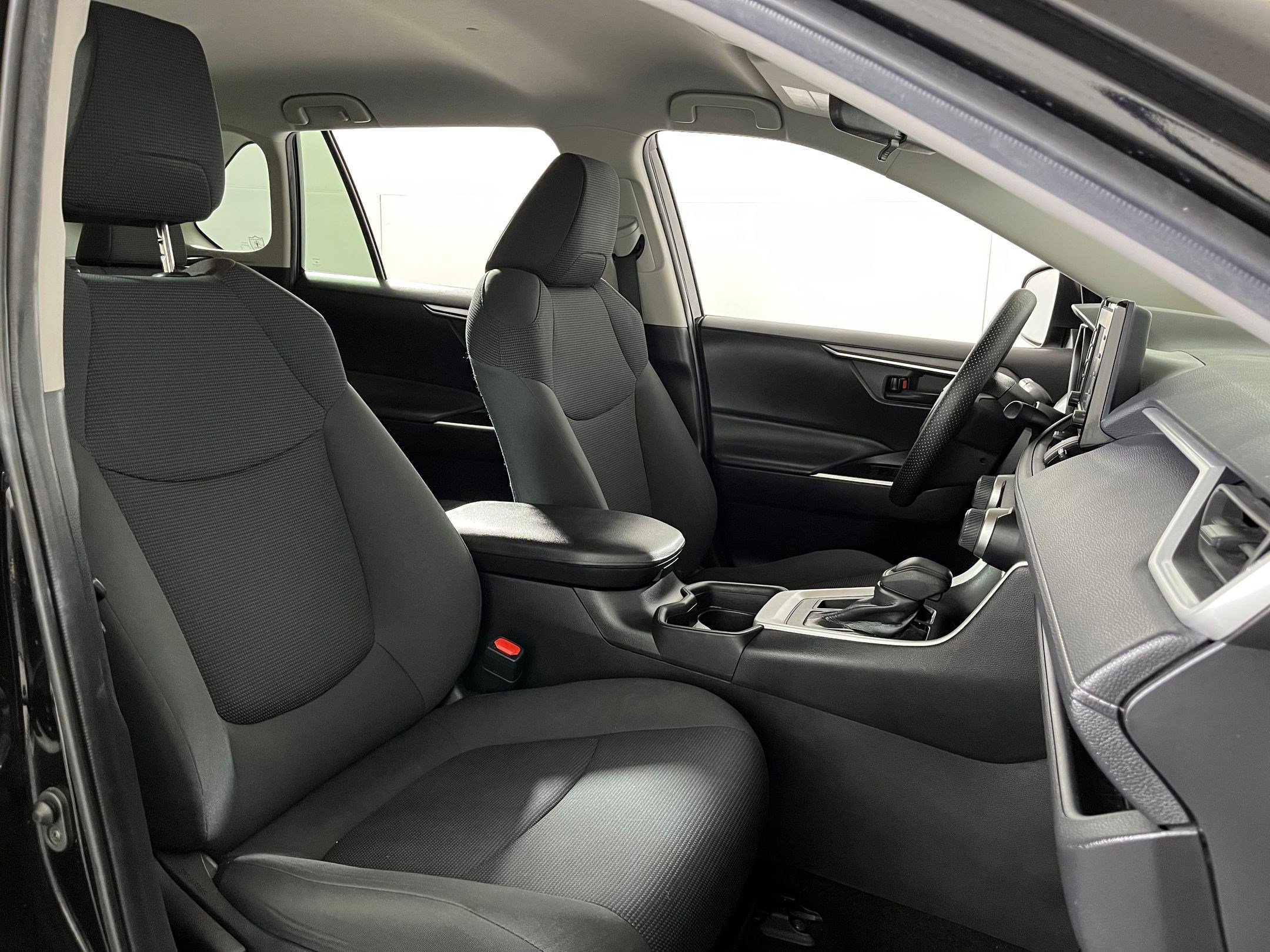 Used 2021 Toyota RAV4 LE image 25