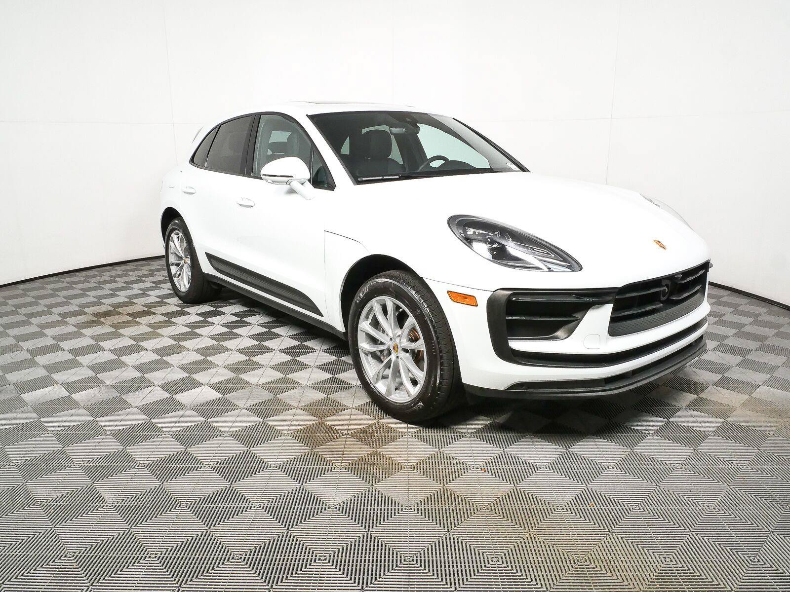 Certified 2025 Porsche Macan Turbo AWD/4WD image 28