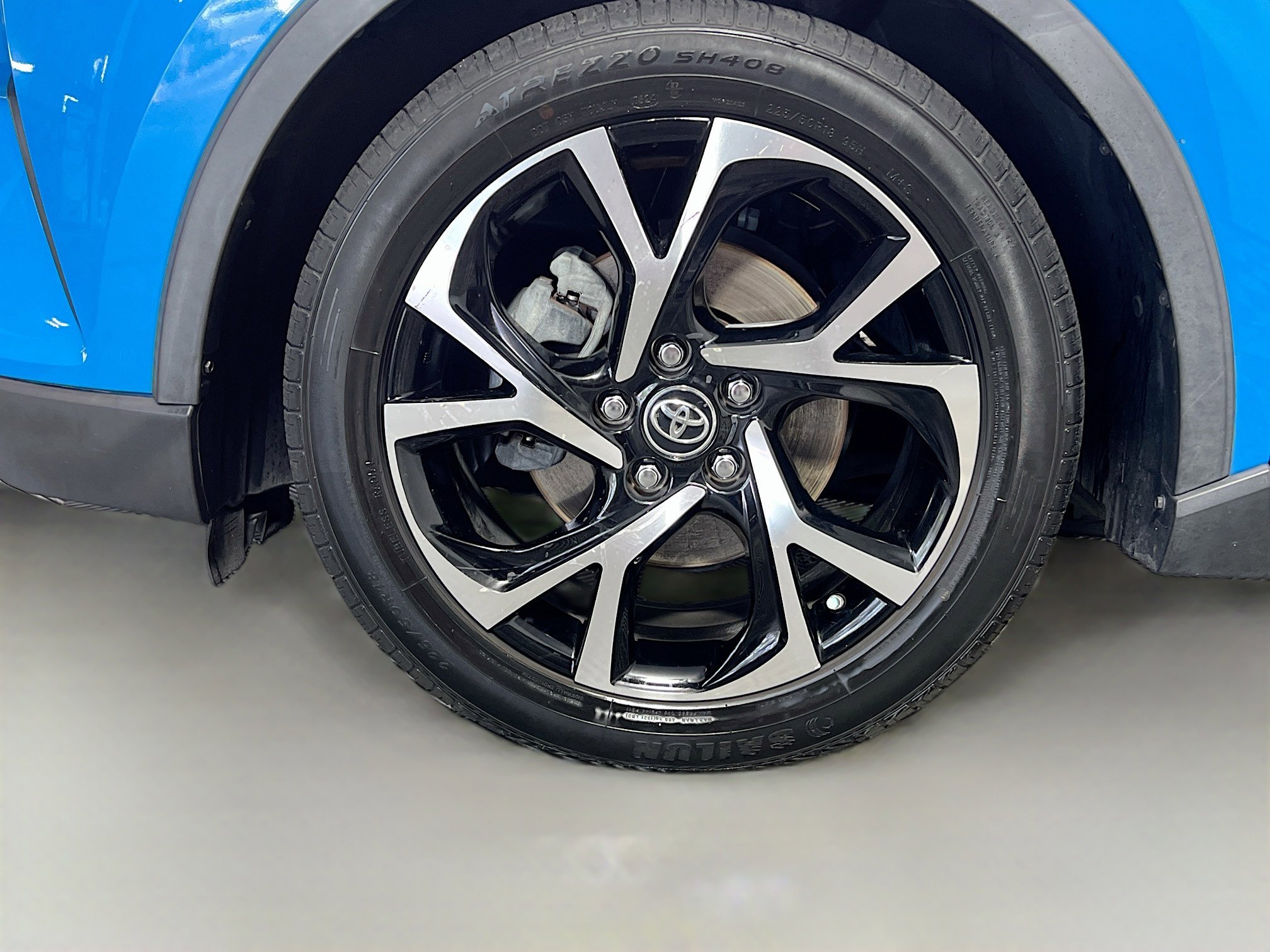 Used 2019 Toyota C-HR XLE FWD image 14