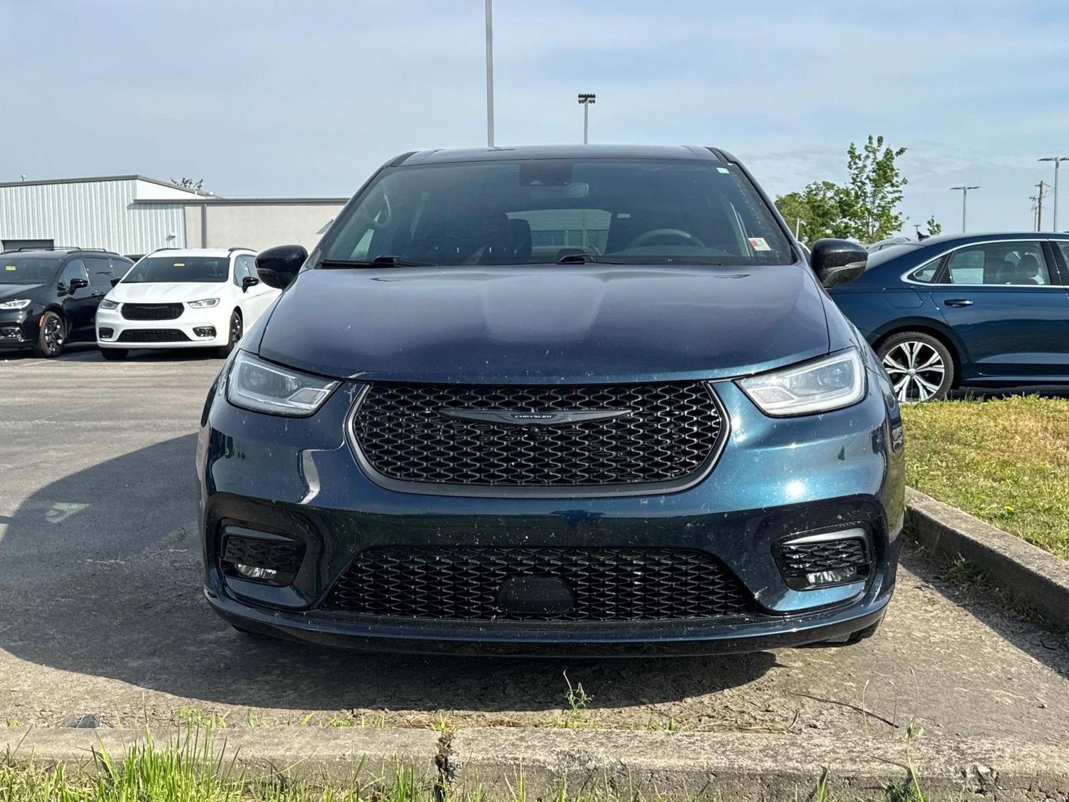 Used 2023 Chrysler Pacifica Touring-L w/ S Appearance Package FWD image 11