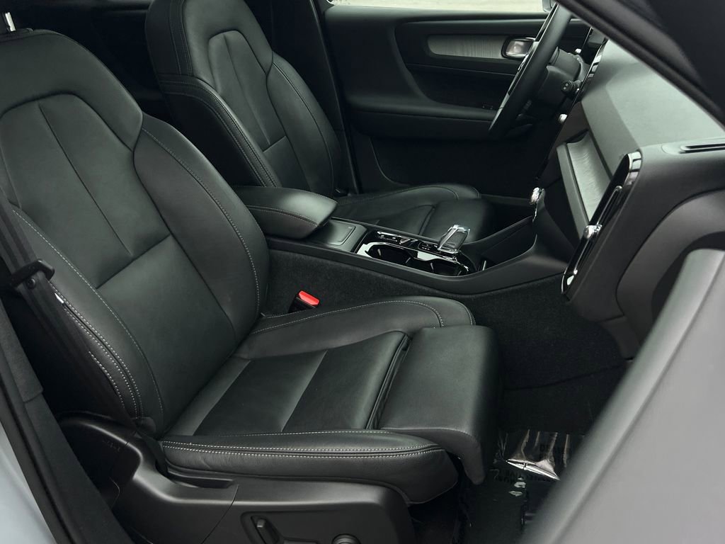 Used 2024 Volvo XC40 B5 Plus w/ Climate Package image 10