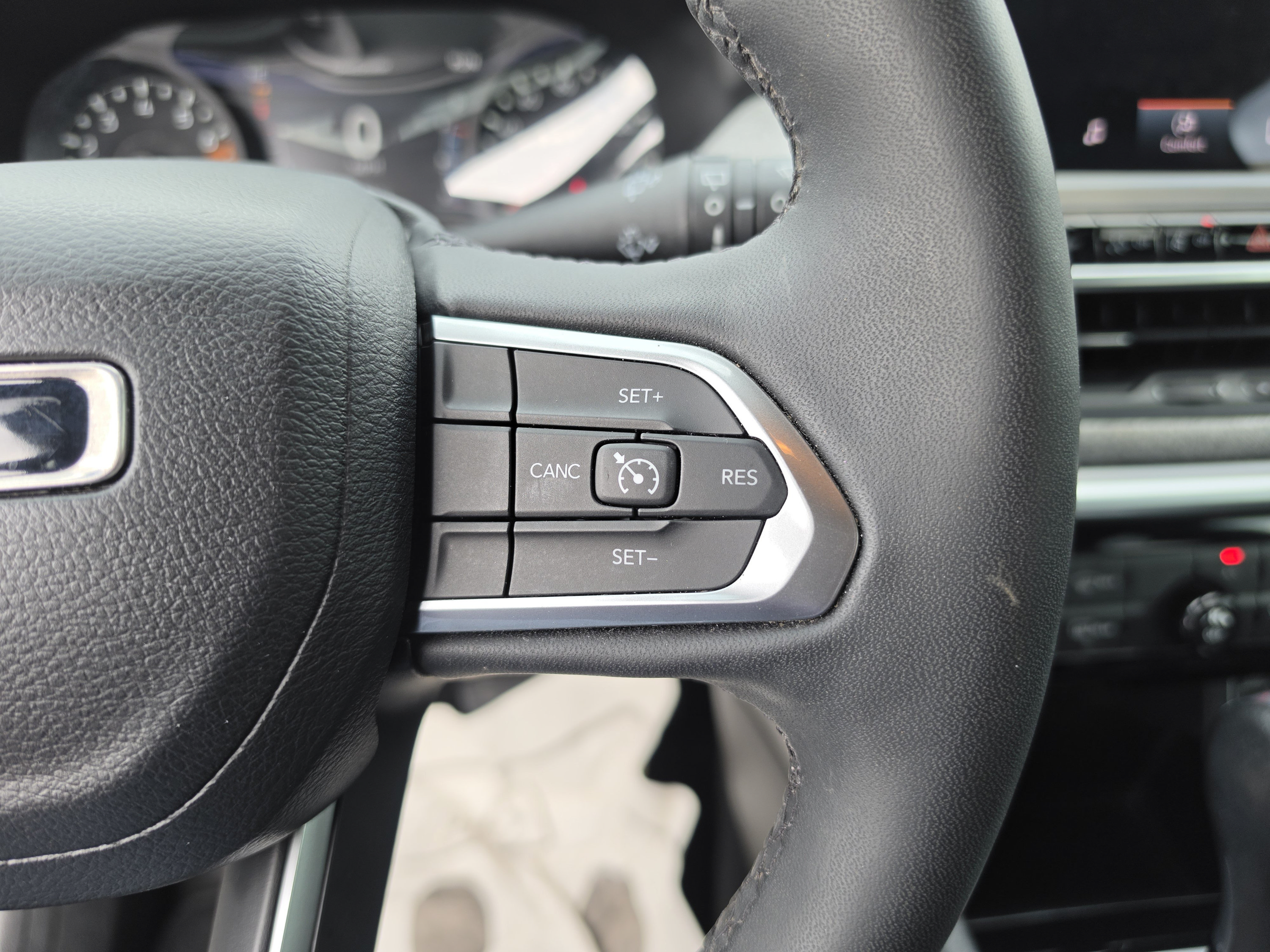 Used 2023 Jeep Compass Latitude AWD/4WD image 33