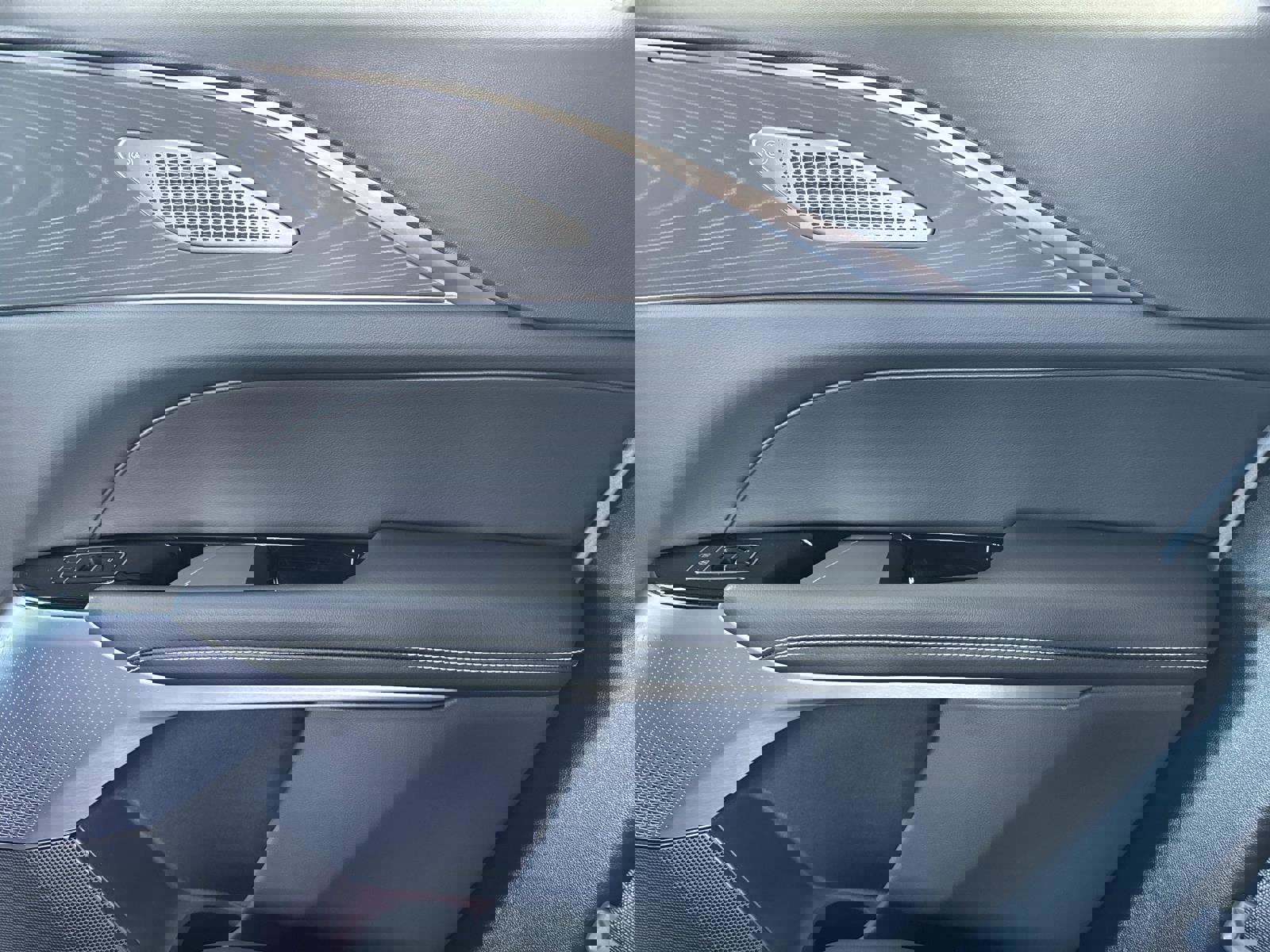 New 2025 Cadillac Lyriq Luxury image 16