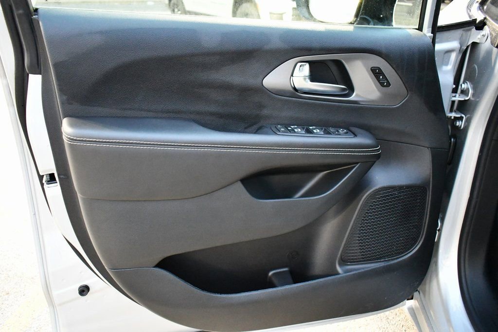 New 2026 Chrysler Pacifica Select image 14