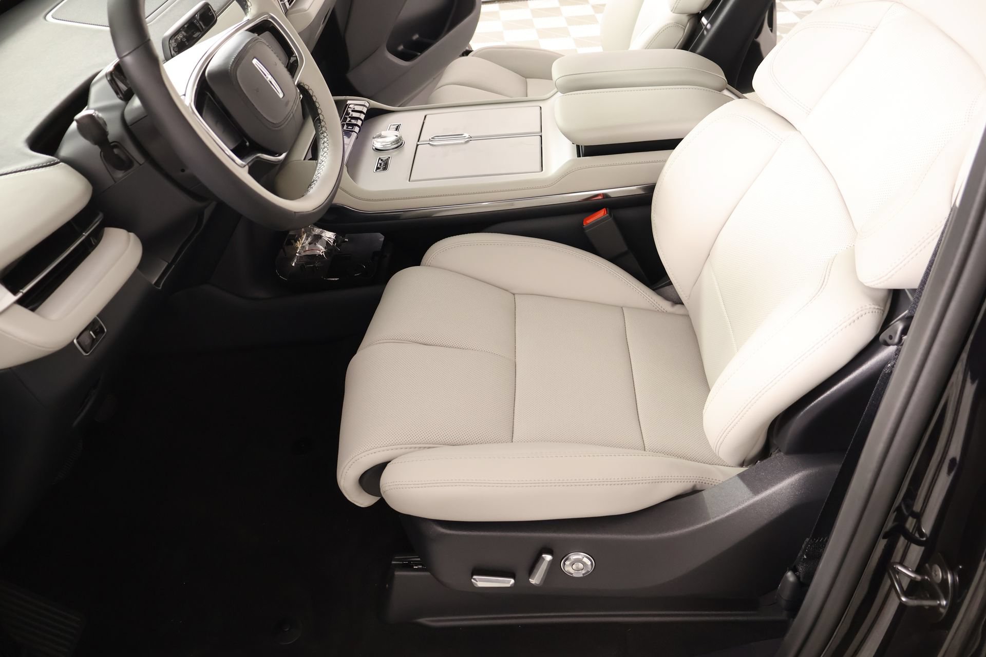 New 2026 Lincoln Navigator Premiere AWD/4WD image 11