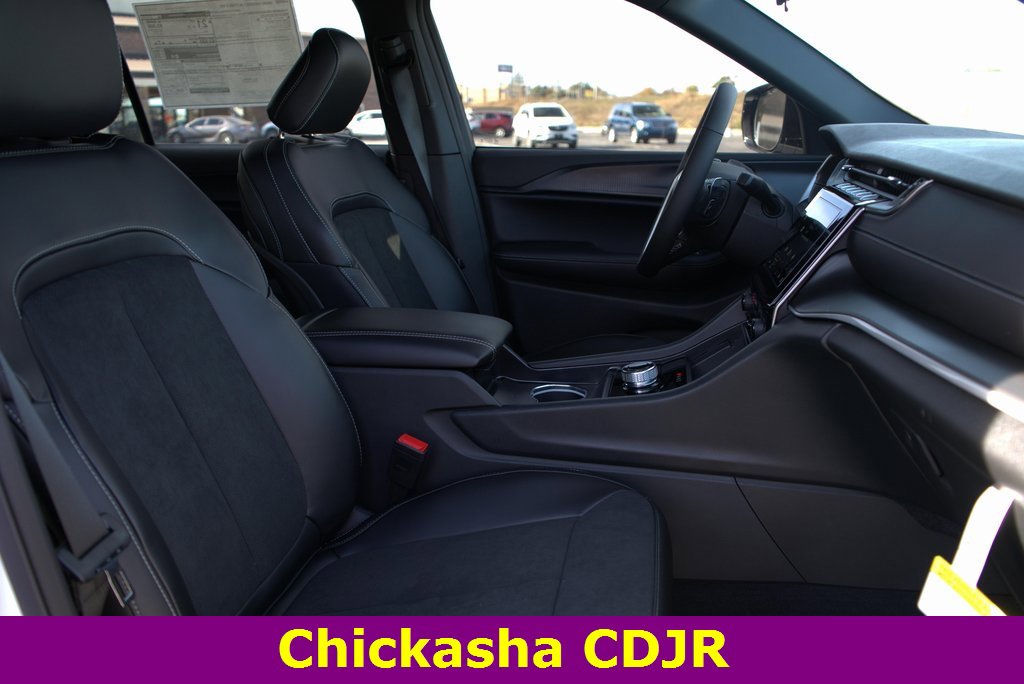 New 2025 Jeep Grand Cherokee L Altitude image 16