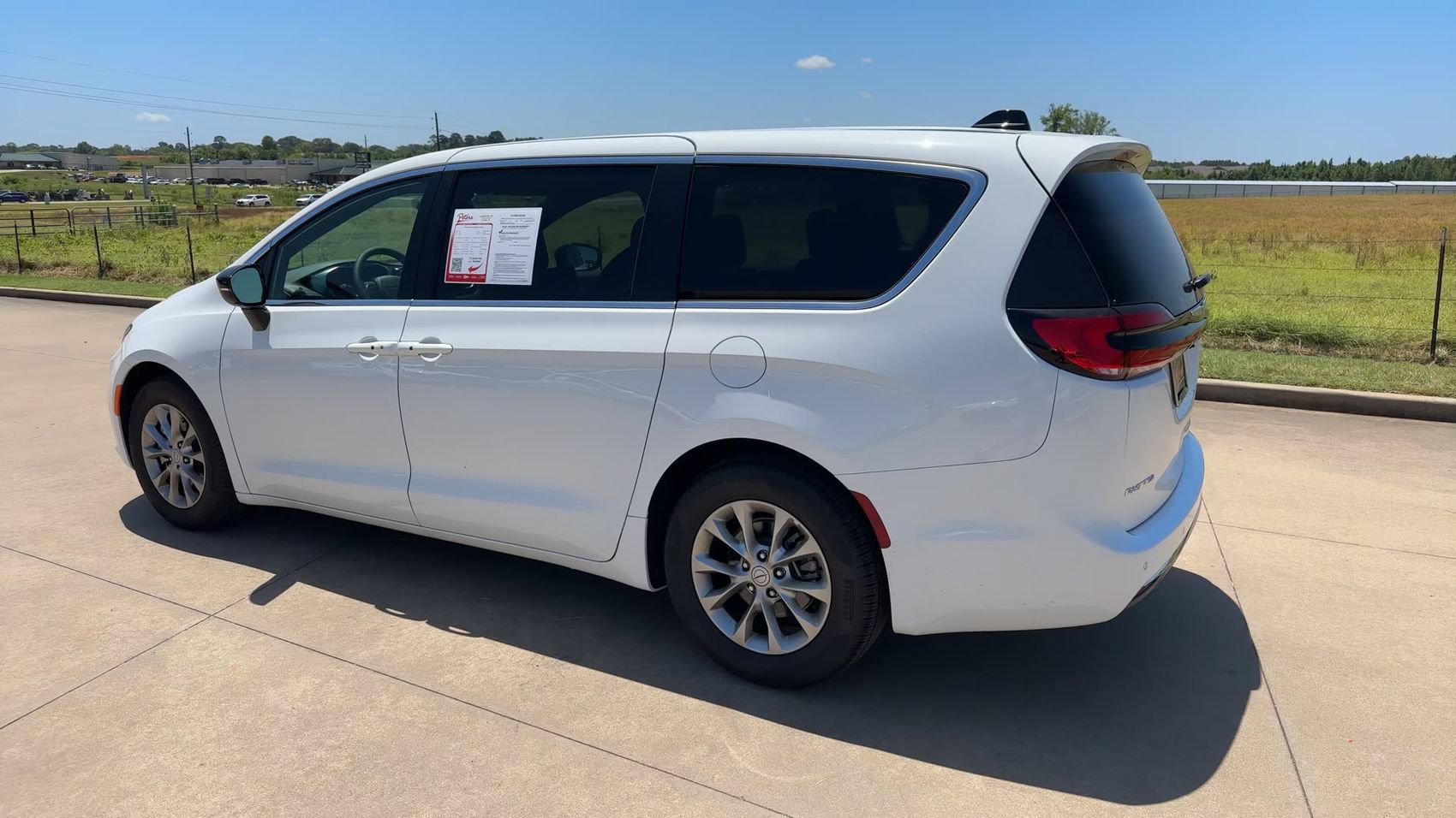 Used 2026 Chrysler Pacifica Limited FWD image 7