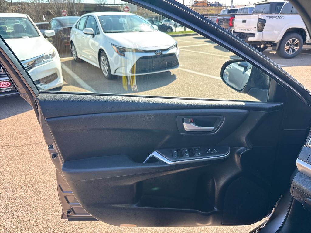 Used 2016 Toyota Camry SE image 30