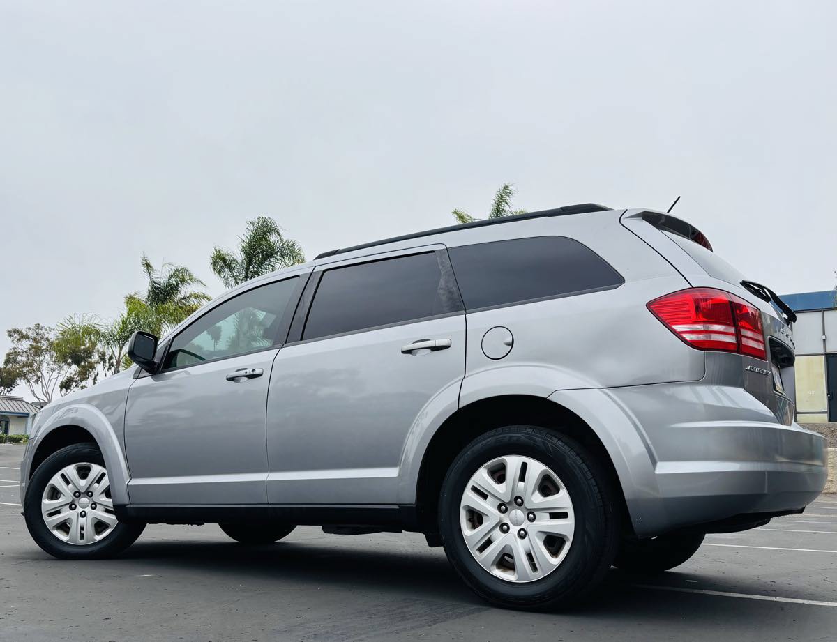 Used 2016 Dodge Journey SE w/ Flexible Seating Group FWD image 2