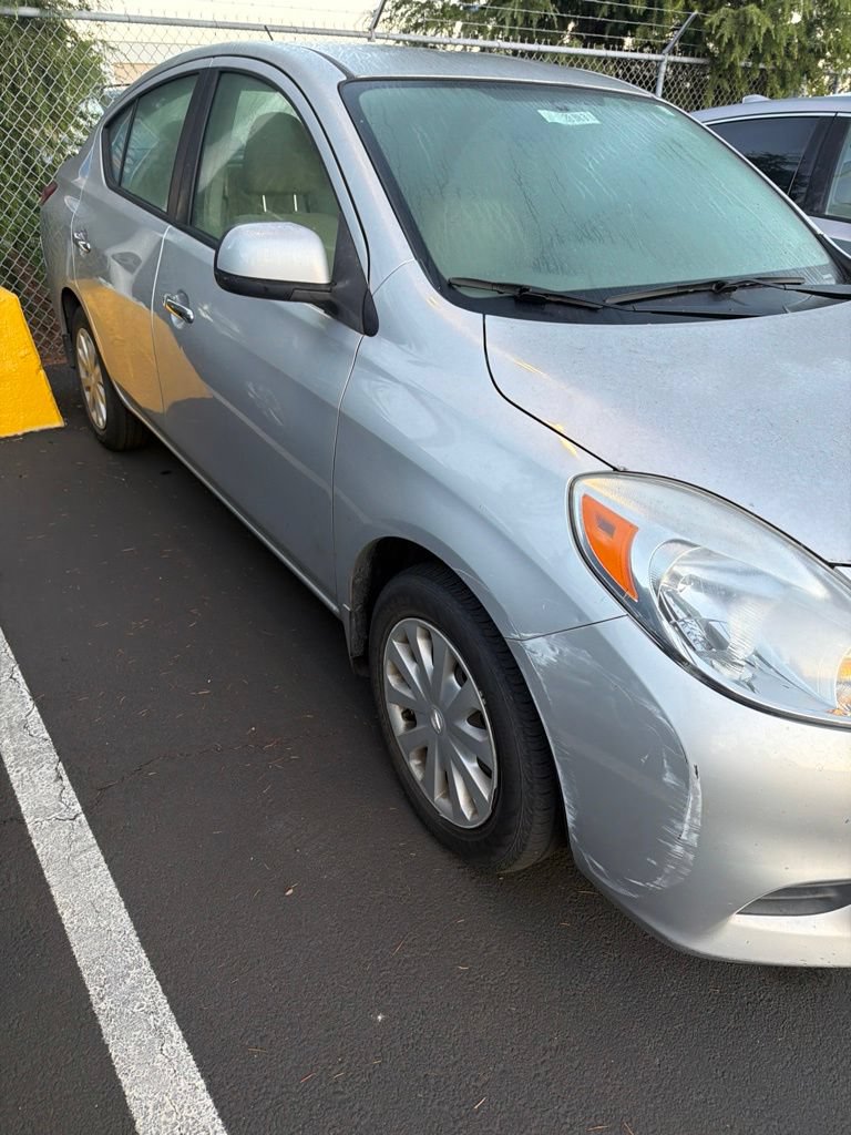 Used 2012 Nissan Versa SV FWD image 3