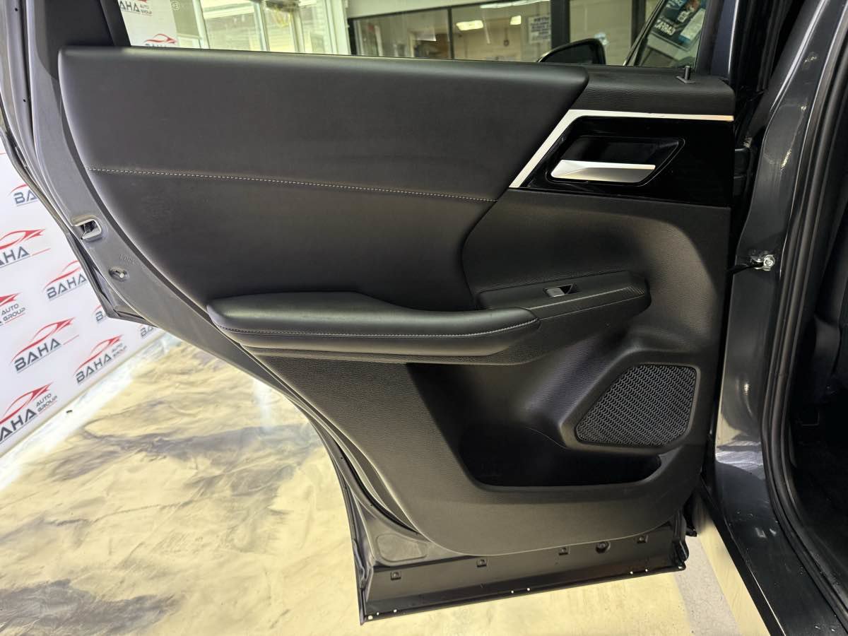 Used 2024 Mitsubishi Outlander AWD image 42