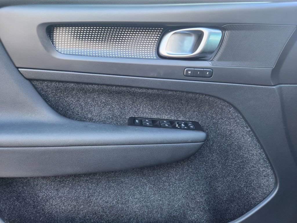 Used 2022 Volvo XC40 P8 Recharge Plus image 6