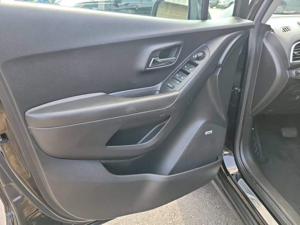 Used 2020 Chevrolet Trax Premier FWD image 23