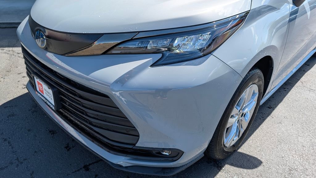 Used 2023 Toyota Sienna XLE Woodland Edition image 15