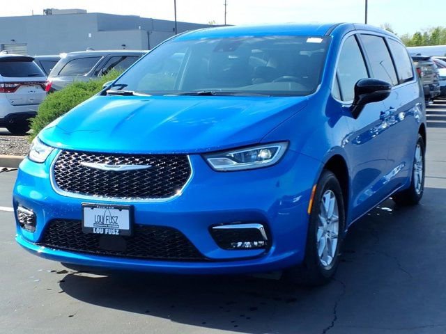 New 2026 Chrysler Pacifica Select FWD image 2