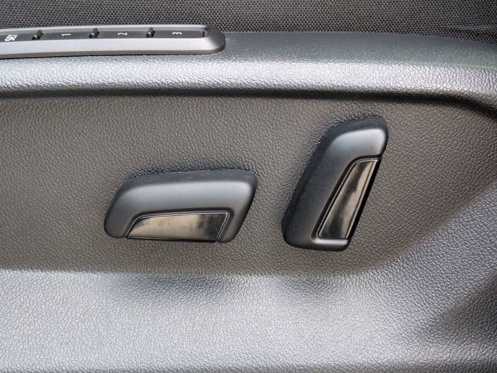 Certified 2023 Volkswagen Tiguan SEL R-Line image 27