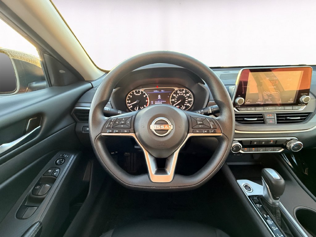 Used 2025 Nissan Altima 2.5 SV FWD image 12