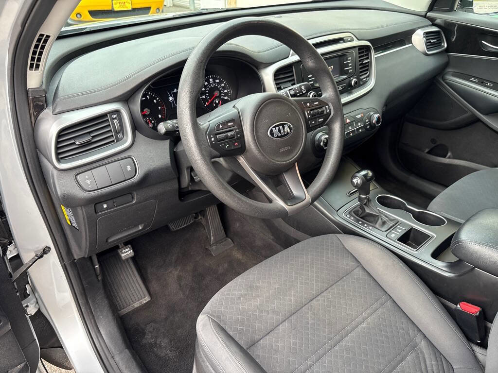 Used 2017 Kia Sorento AWD image 11
