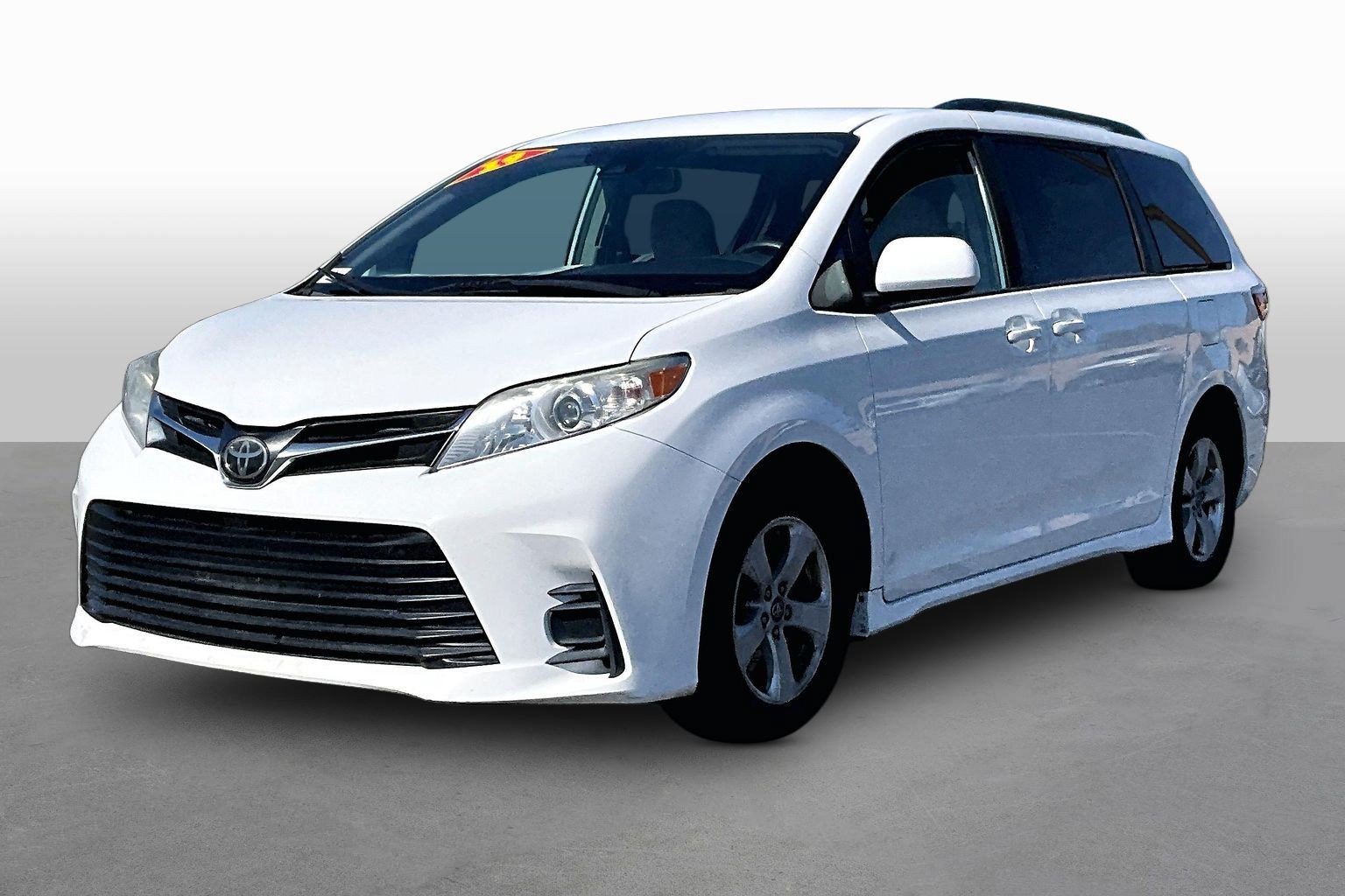 Used 2019 Toyota Sienna LE FWD image 1