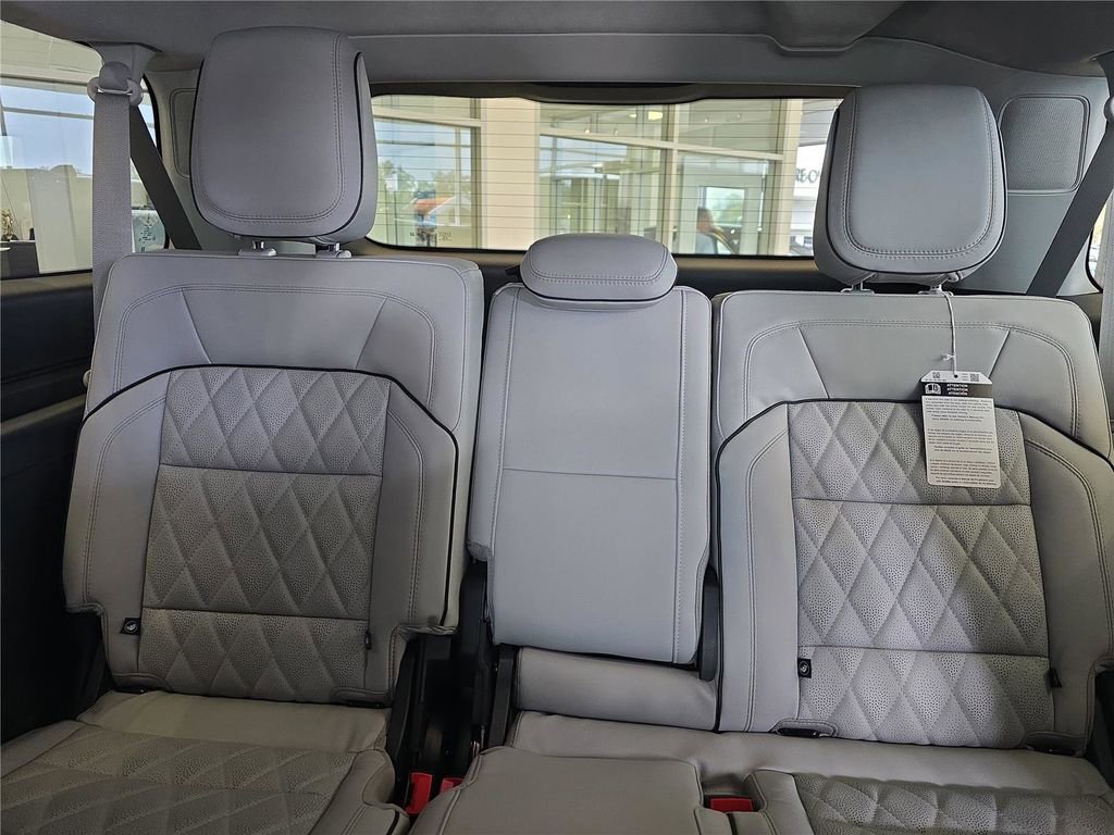 New 2025 Lincoln Navigator L Black Label w/ Black Label Special Edition image 9