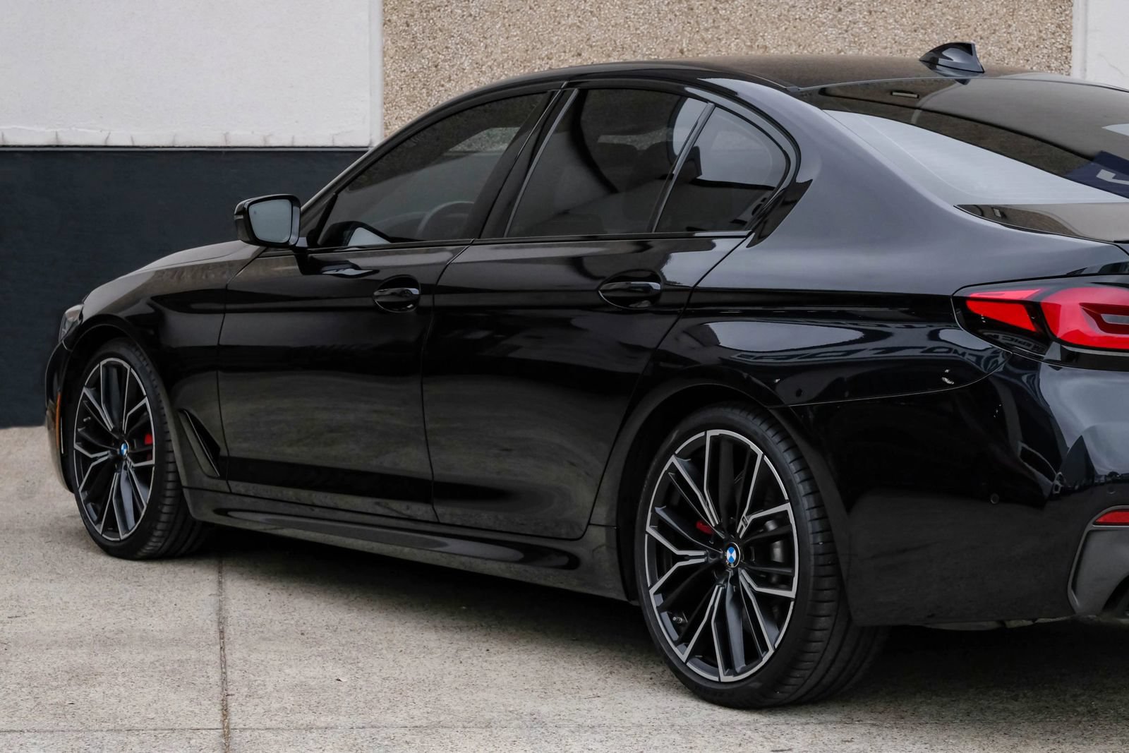 Used 2023 BMW M550i xDrive w/ Executive Package AWD/4WD image 17