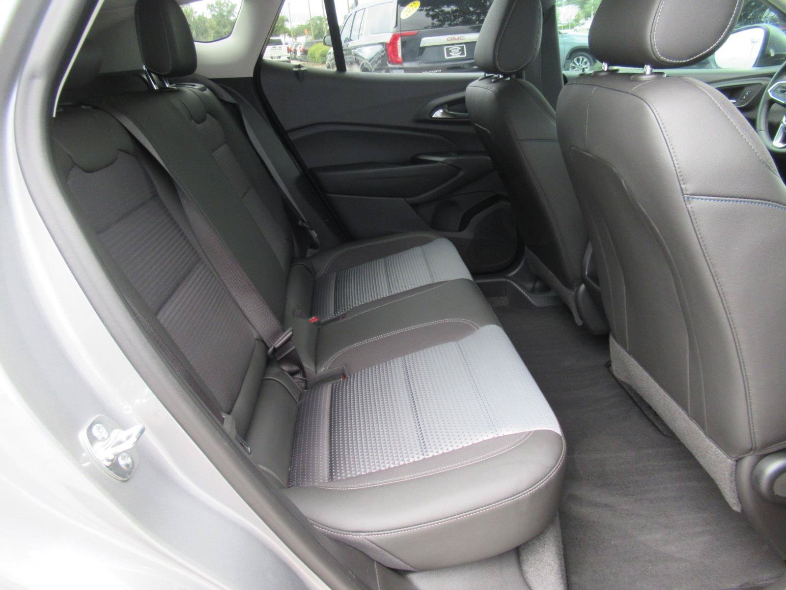 Used 2025 Chevrolet Trax LT w/ Sunroof Package FWD image 35