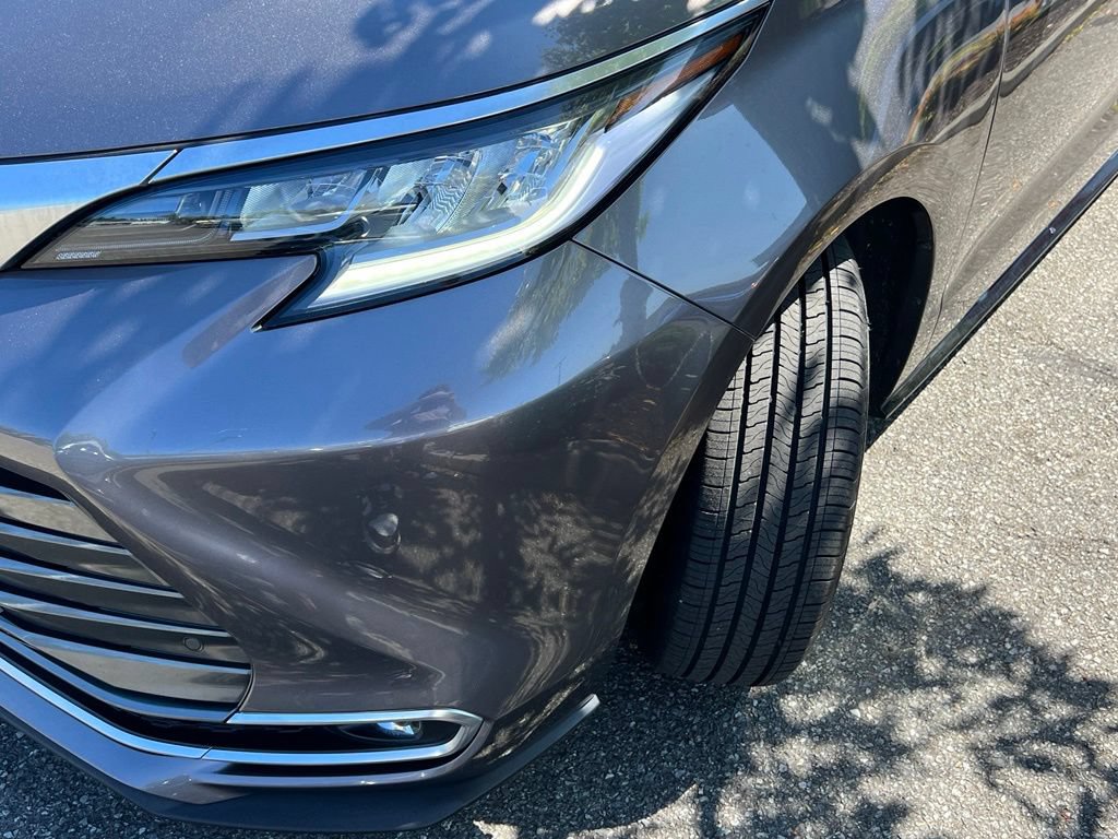 Certified 2022 Toyota Sienna Limited AWD/4WD image 3