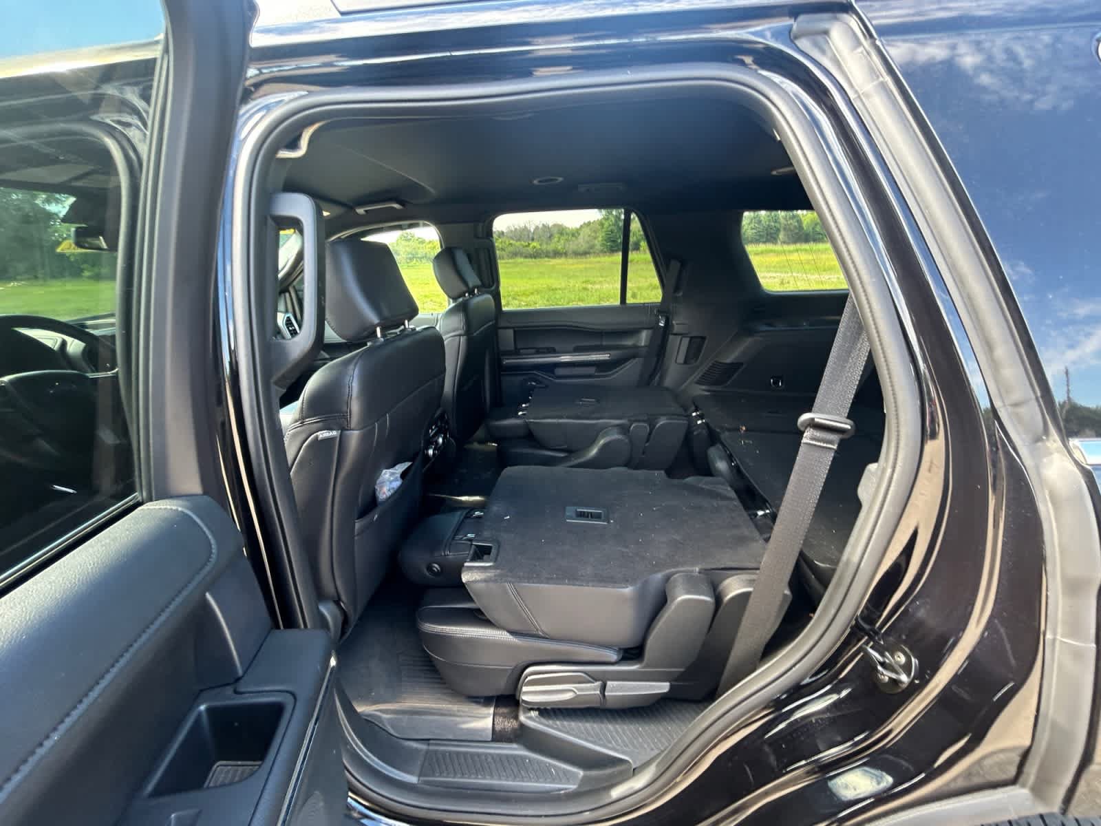Used 2020 Ford Expedition XLT w/ Equipment Group 202A AWD/4WD image 16
