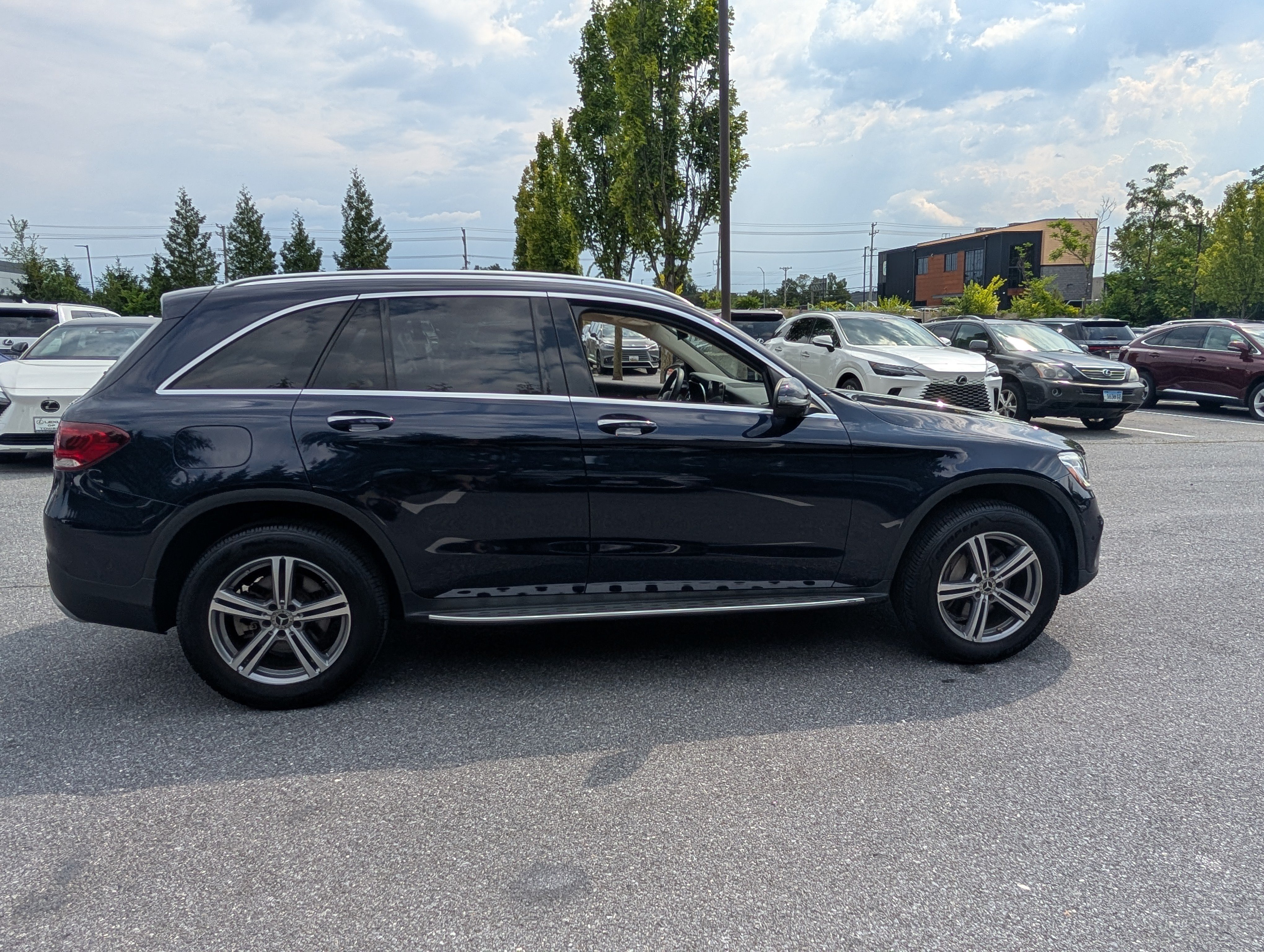 Used 2021 Mercedes-Benz GLC 300 4MATIC image 2