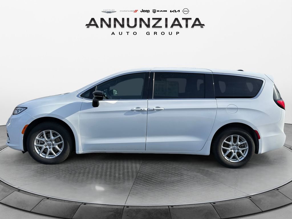 Used 2025 Chrysler Pacifica Select image 2