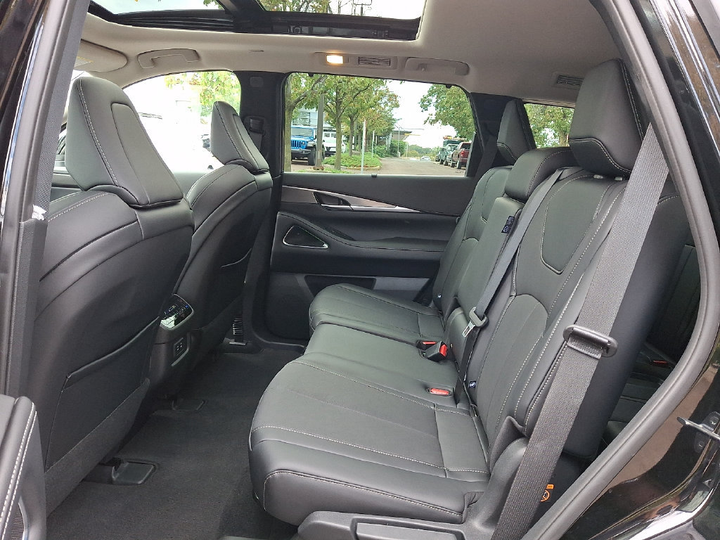 Certified 2026 INFINITI QX60 Luxe w/ Cargo Package AWD/4WD image 12