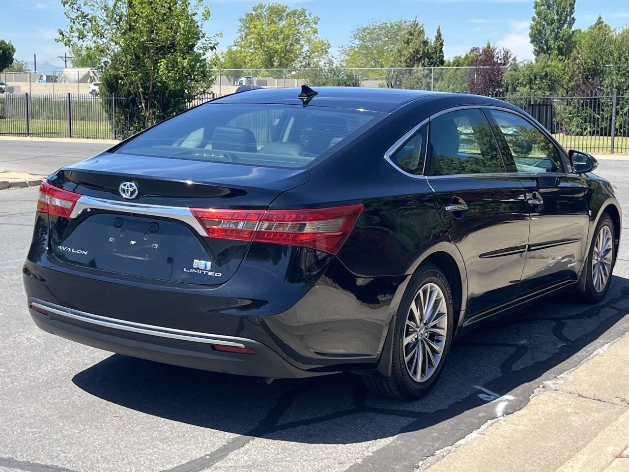 Used 2016 Toyota Avalon Limited w/ Toyota Safety Sense Package FWD image 5