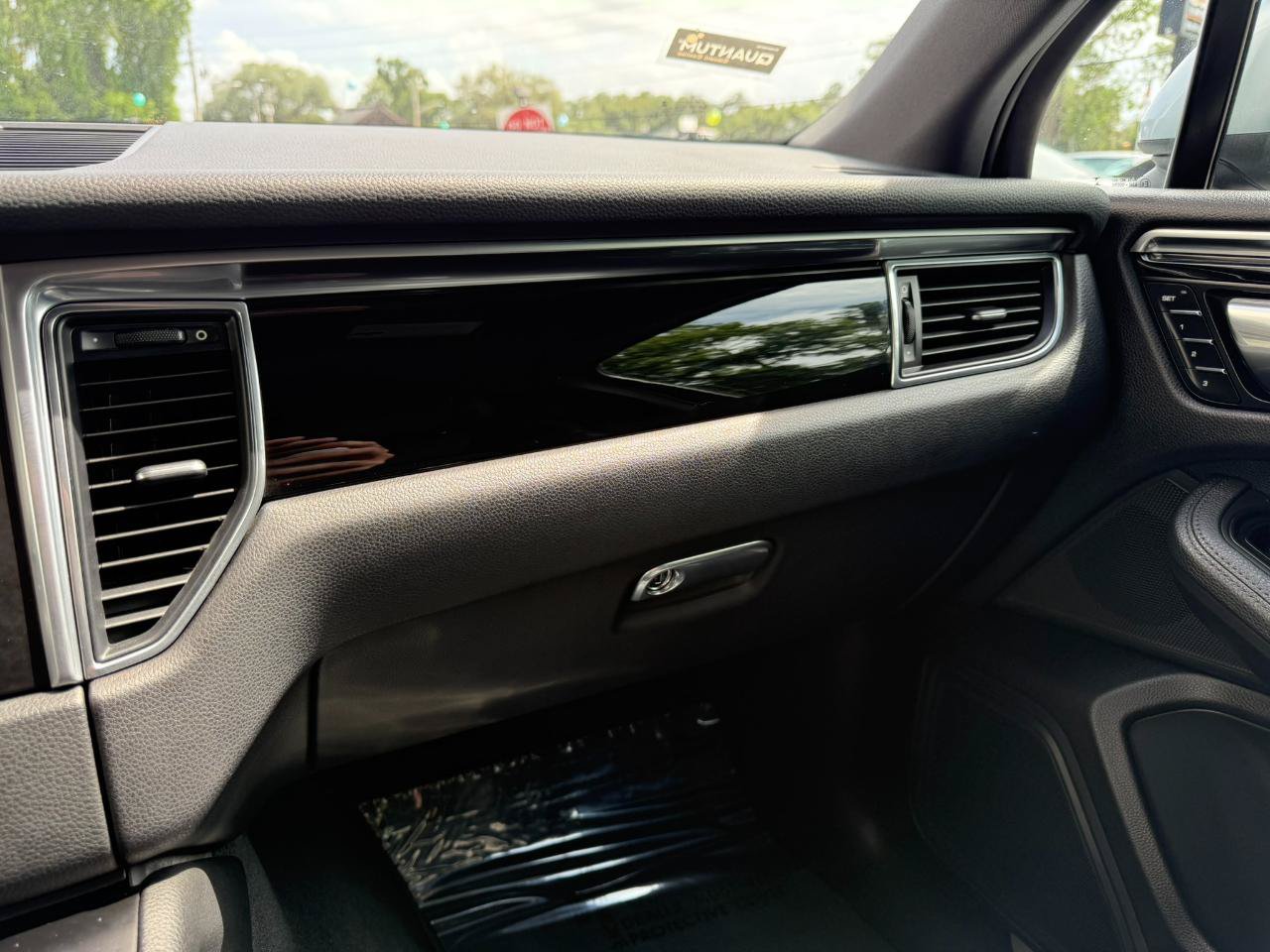 Used 2015 Porsche Macan S AWD/4WD image 40