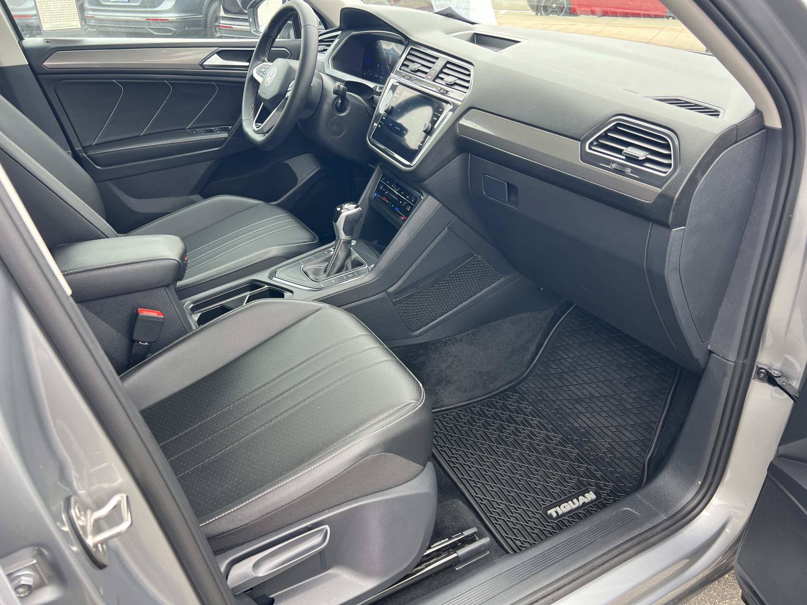 Certified 2023 Volkswagen Tiguan SE FWD image 28