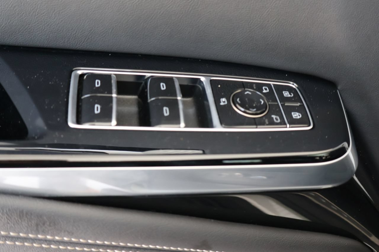 Certified 2025 Cadillac Escalade Premium Luxury AWD/4WD image 10
