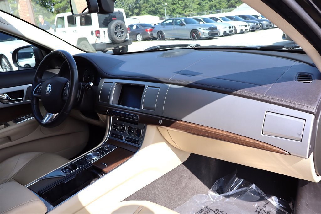 Used 2013 Jaguar XF RWD image 19