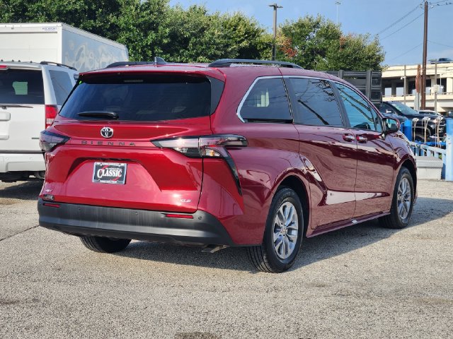 Used 2026 Toyota Sienna XLE FWD image 7