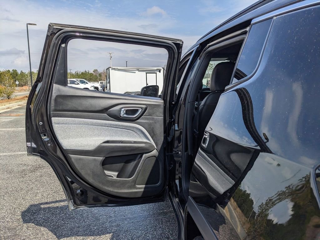 Certified 2025 Jeep Compass Latitude image 56