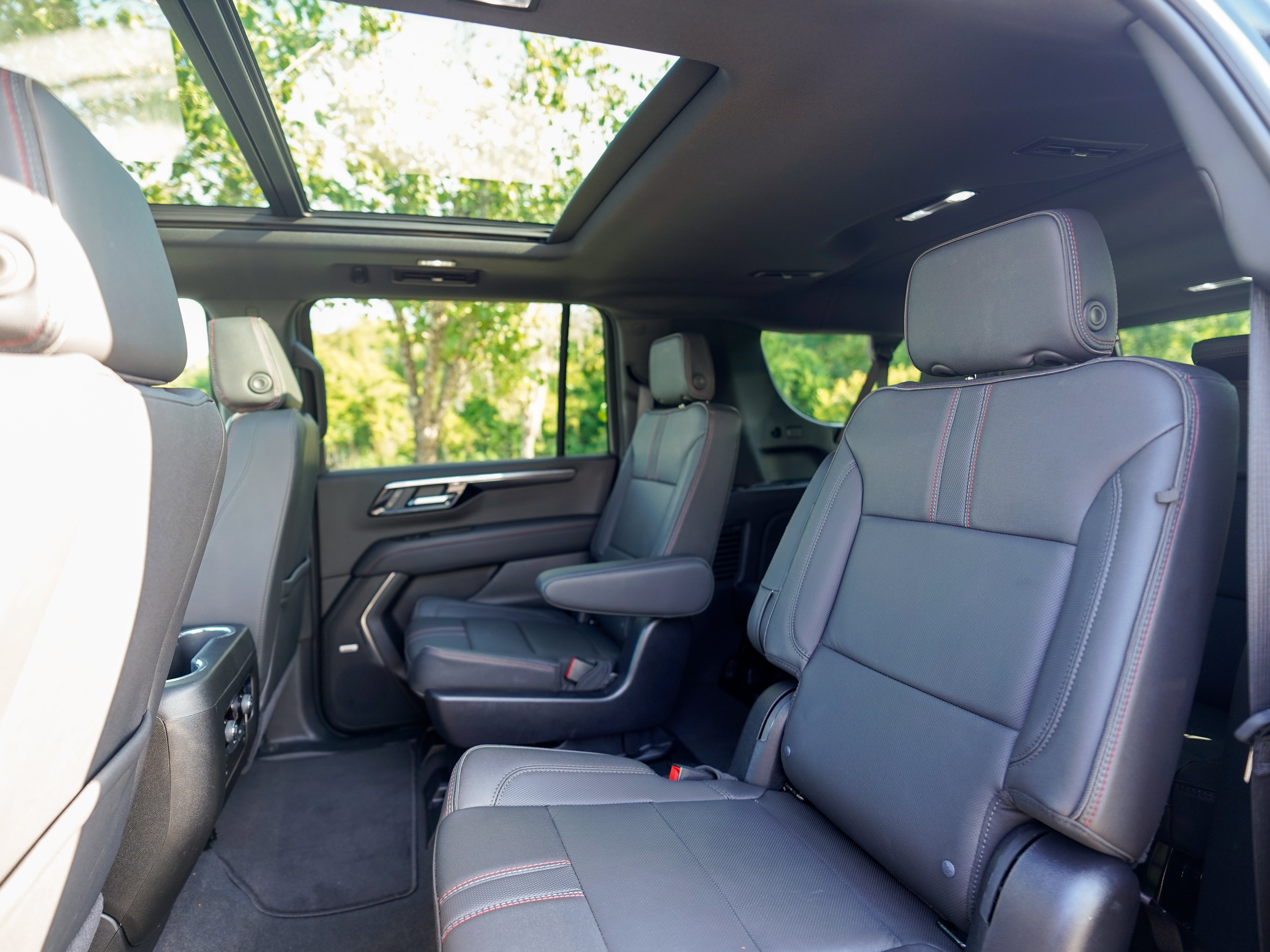 Used 2025 Chevrolet Suburban RST AWD/4WD image 41