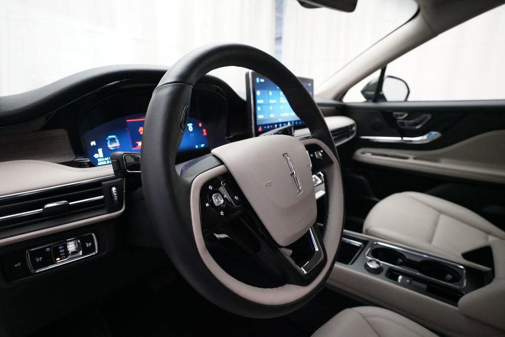 Used 2025 Lincoln Corsair Reserve w/ Towing Package image 8