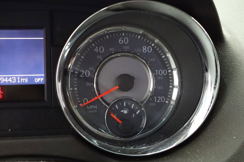 Used 2014 Chrysler Town & Country Touring FWD image 21