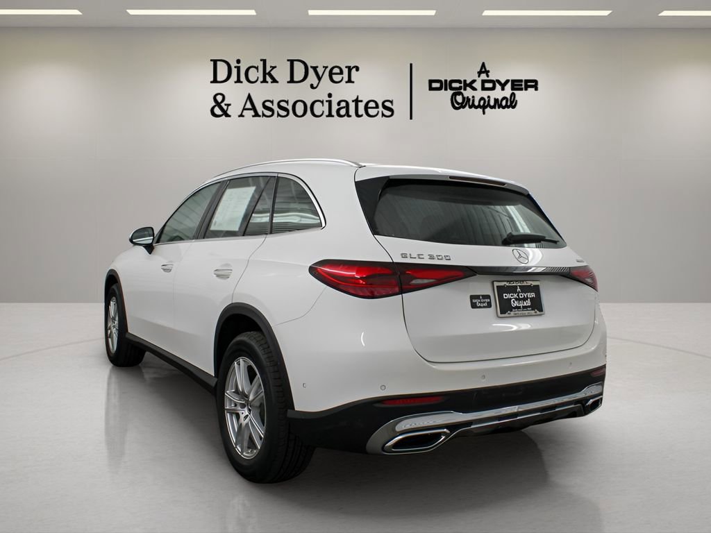 Used 2024 Mercedes-Benz GLC 300 4MATIC image 4