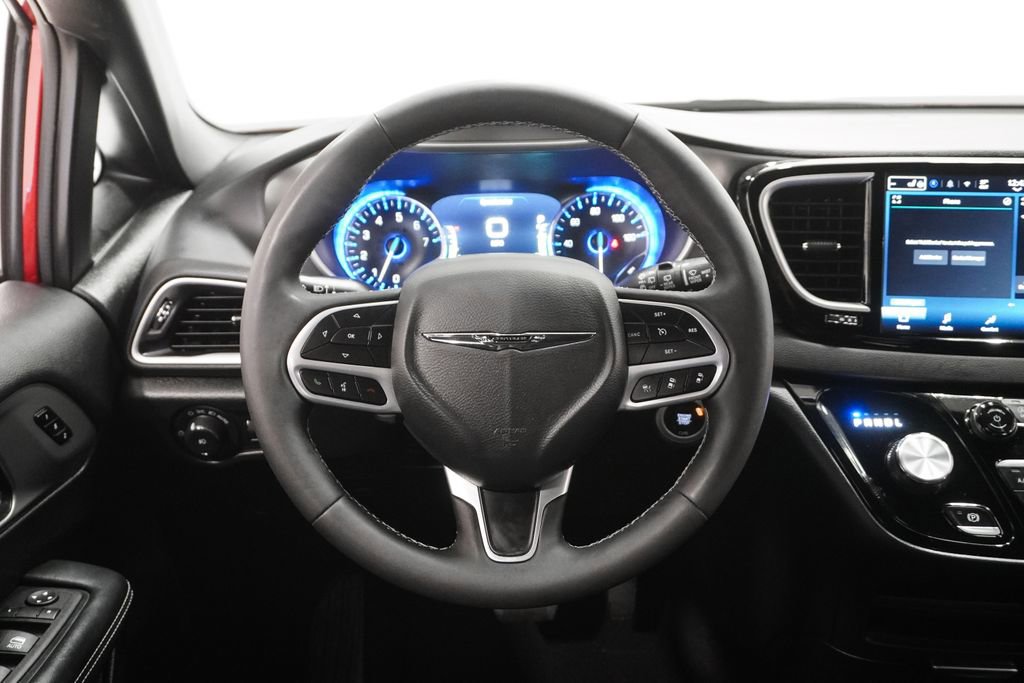 Used 2025 Chrysler Pacifica Select image 15