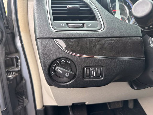Used 2016 Chrysler Town & Country Touring w/ Driver Convenience Group FWD image 14
