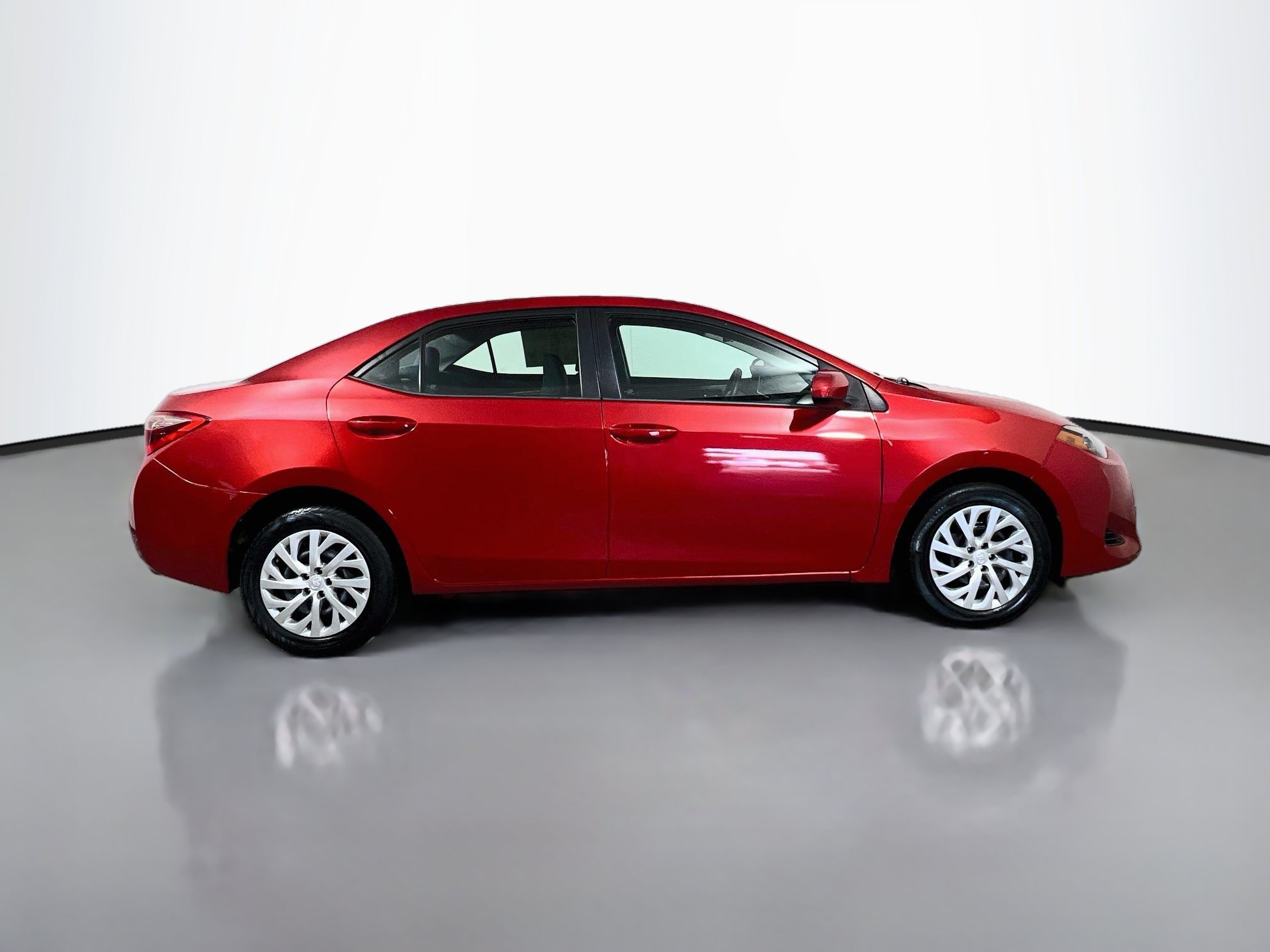 Used 2018 Toyota Corolla LE FWD image 3